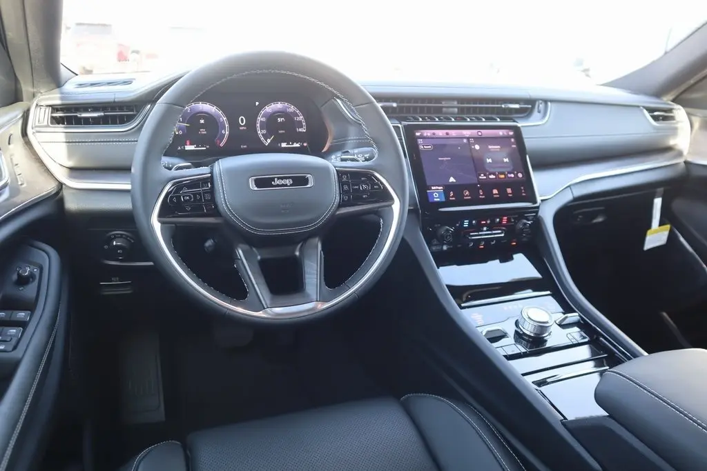 2025 Jeep Grand Cherokee Overland photo 2