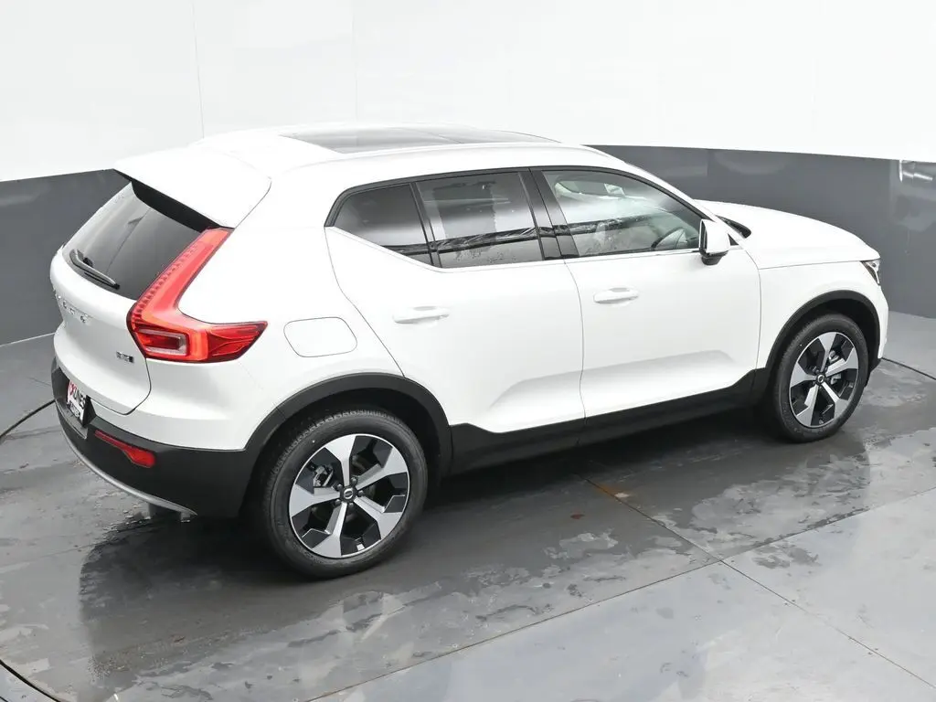 2025 Volvo - image 31
