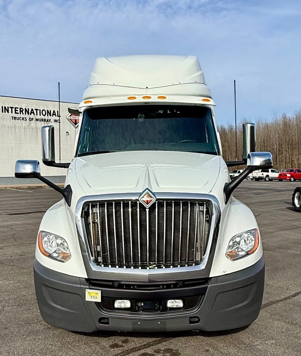 2021 International LT - image 2