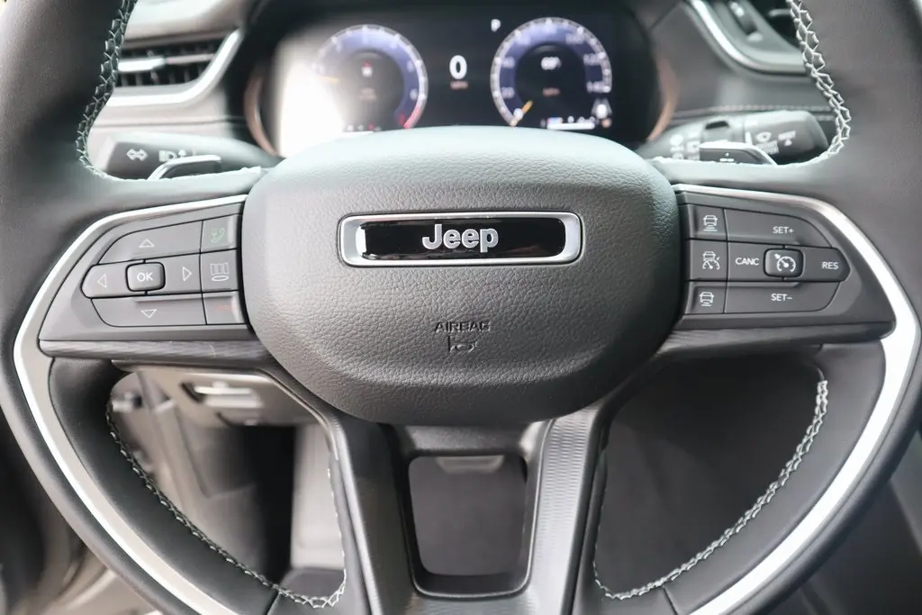 2025 Jeep Grand Cherokee Laredo photo 3