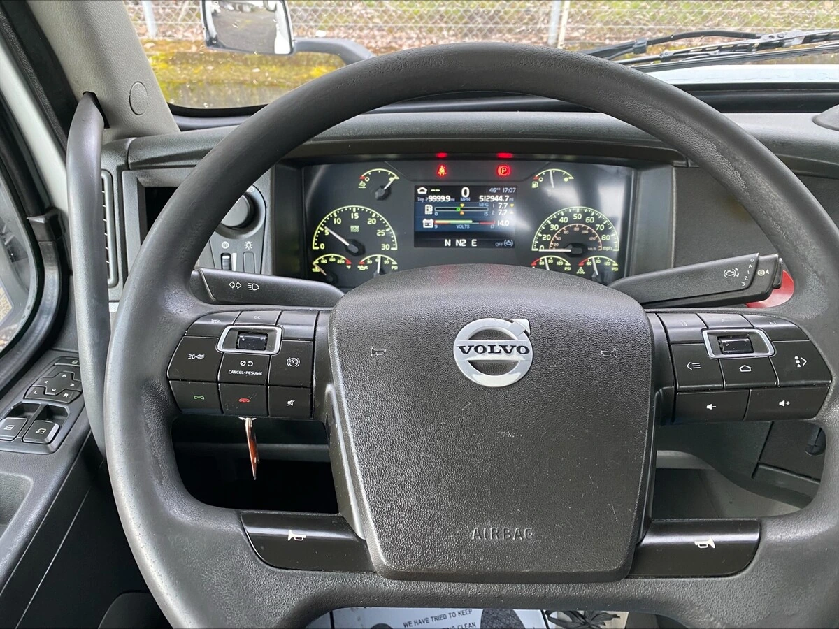 2019 Volvo VNL 860 - image 9