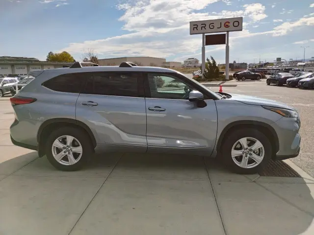 2022 Toyota Highlander LE photo 4