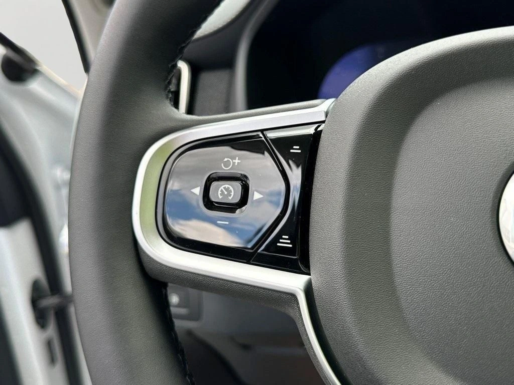 2025 Volvo - image 28