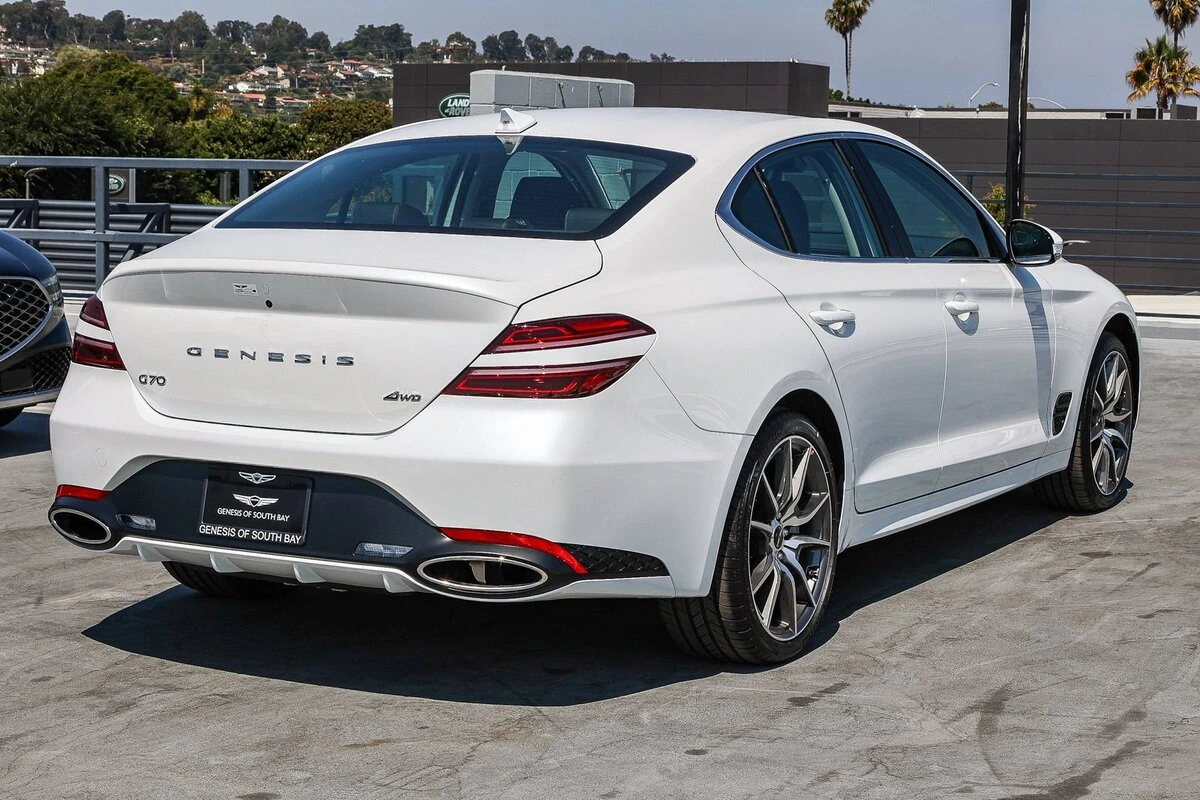 2026 GENESIS G70 Standard - Photo 6