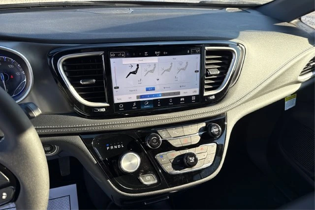 2026 Chrysler Pacifica Select - Photo 13