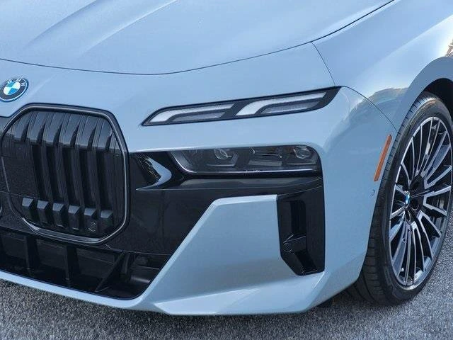 2026 BMW 7 Series 750e - Photo 8