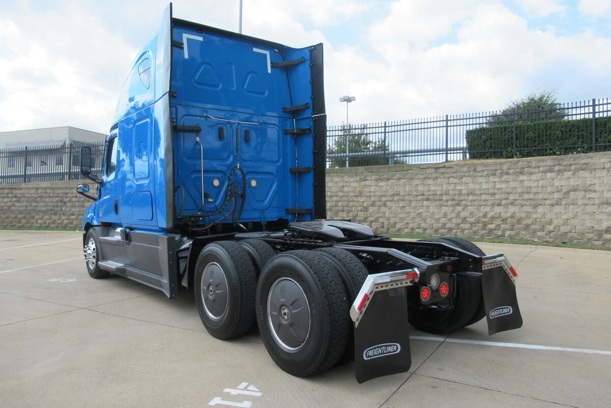 2023 Freightliner Cascadia — photo 3