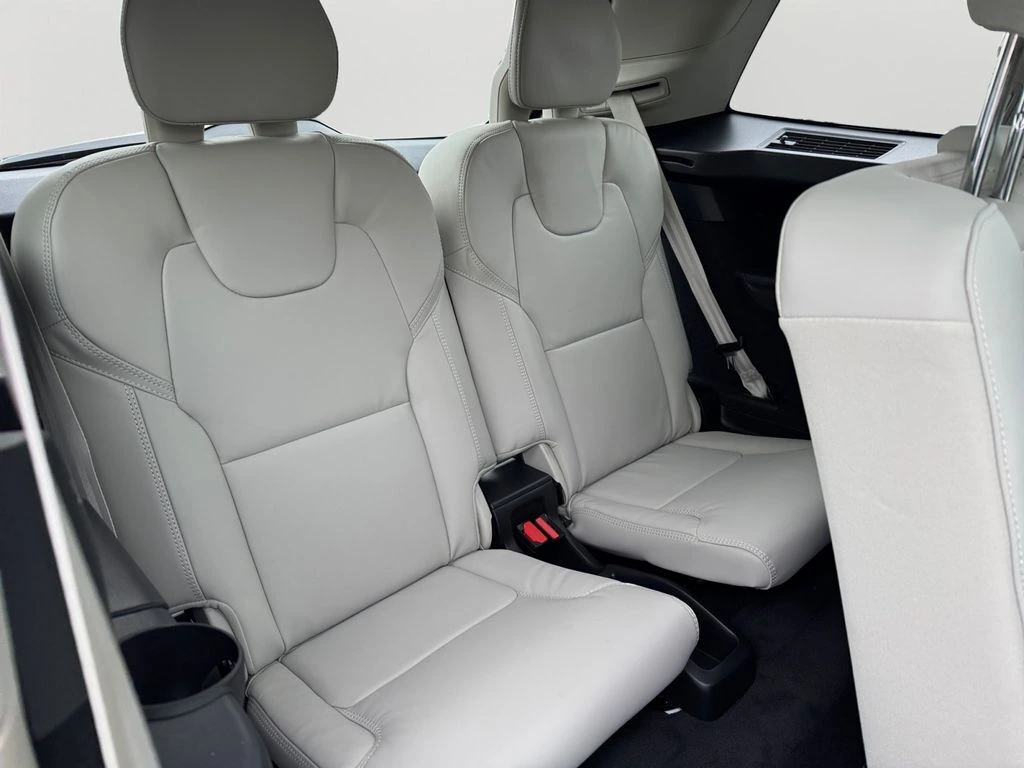 2026 Volvo - image 8