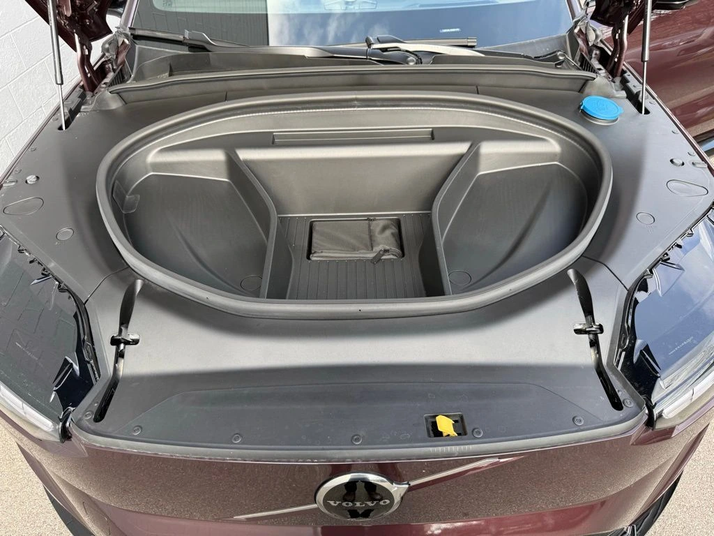 2025 Volvo - image 34