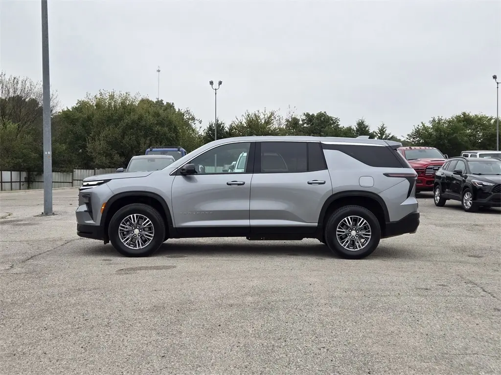 2024 Chevrolet Traverse LS photo 3