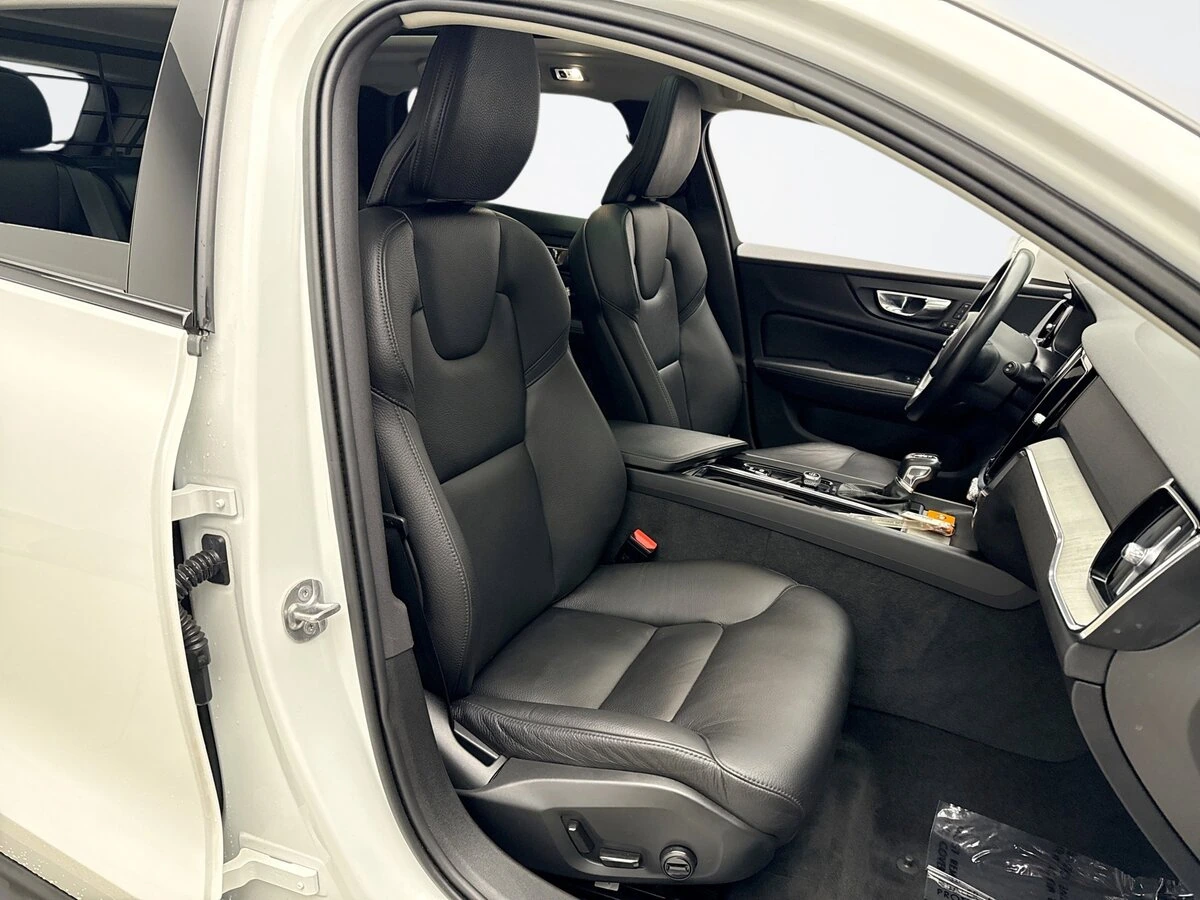 2022 Volvo - image 16
