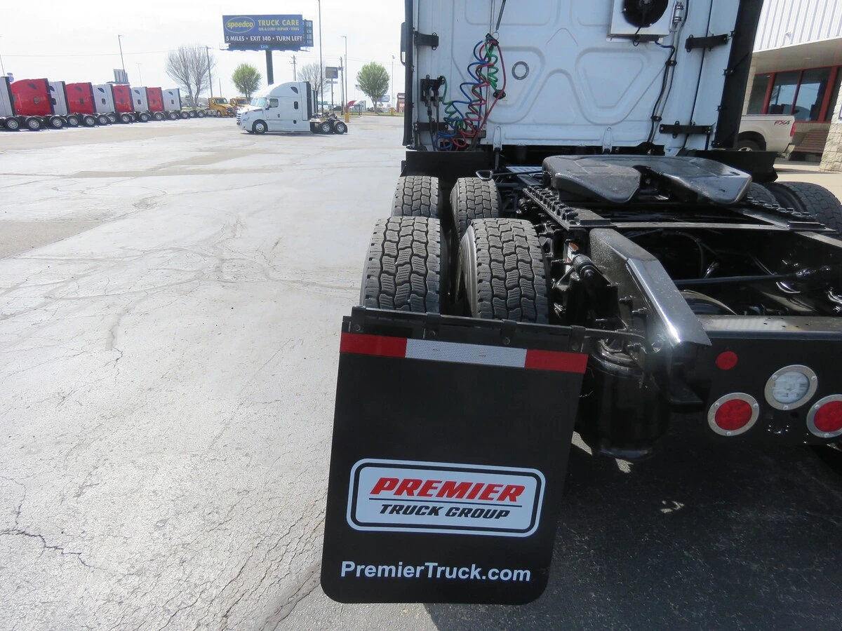 2023 Freightliner Cascadia - image 4