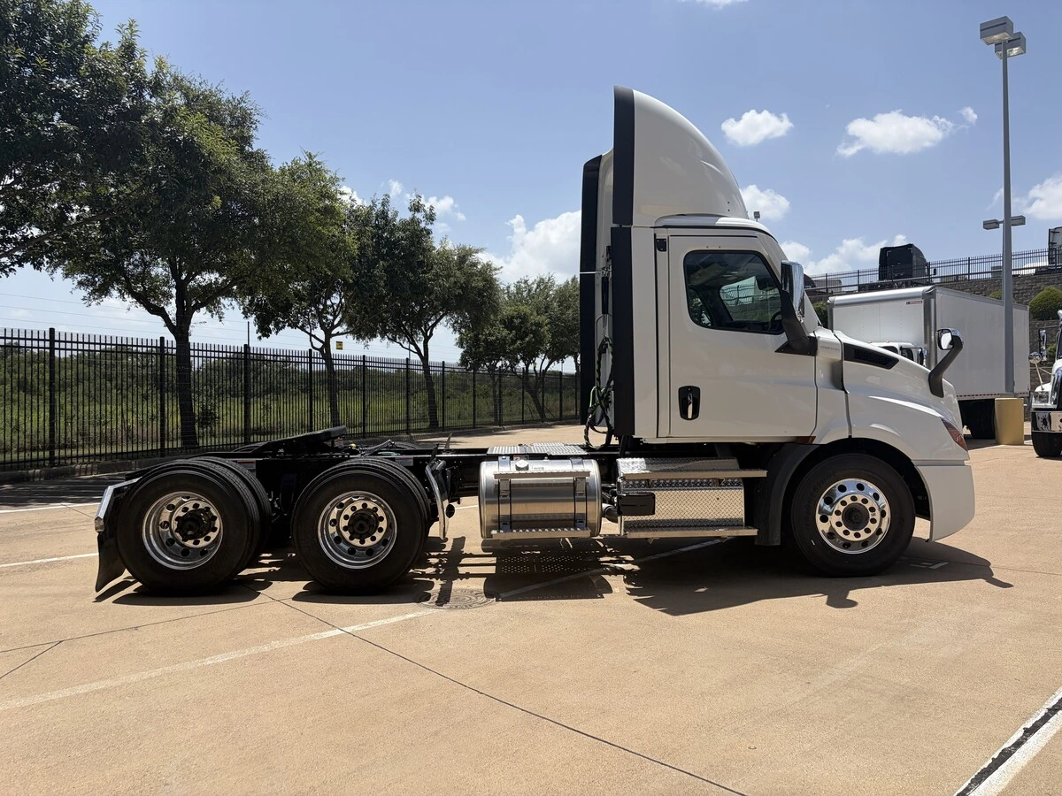 2027 Freightliner Cascadia — photo 6