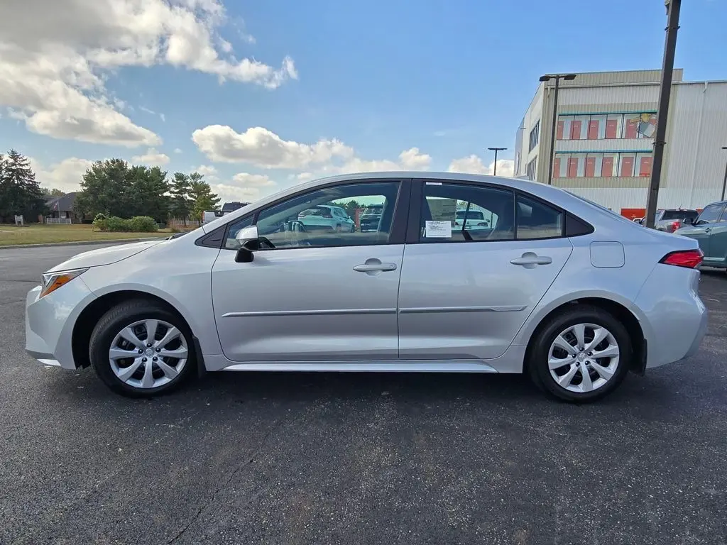 2025 Toyota Corolla LE photo 9