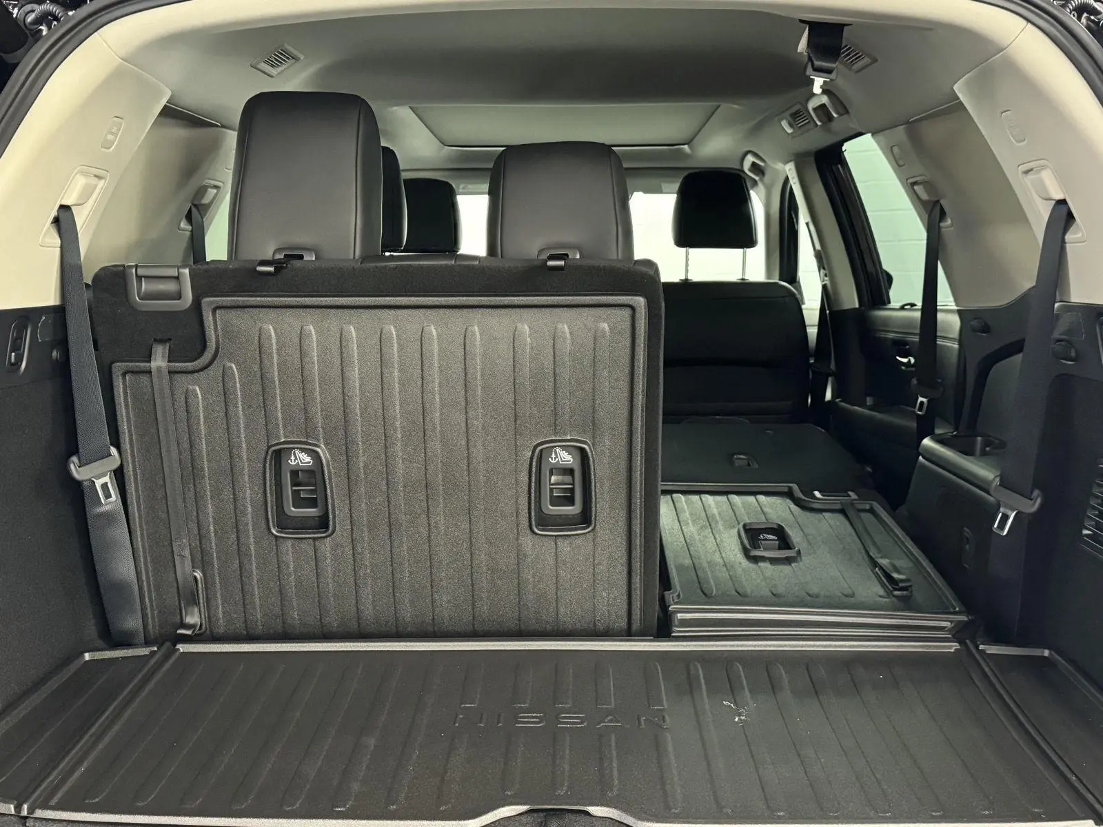 2025 Nissan Pathfinder Platinum photo 32