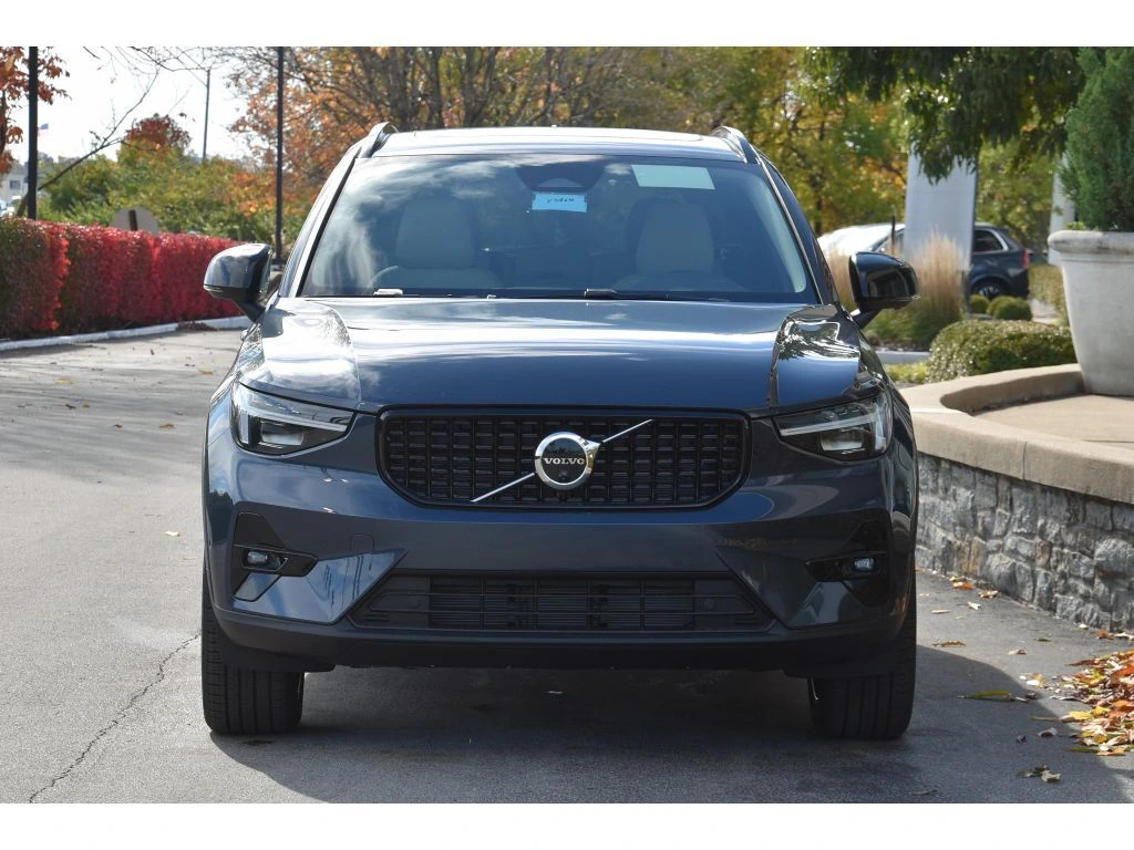 2026 Volvo - image 8