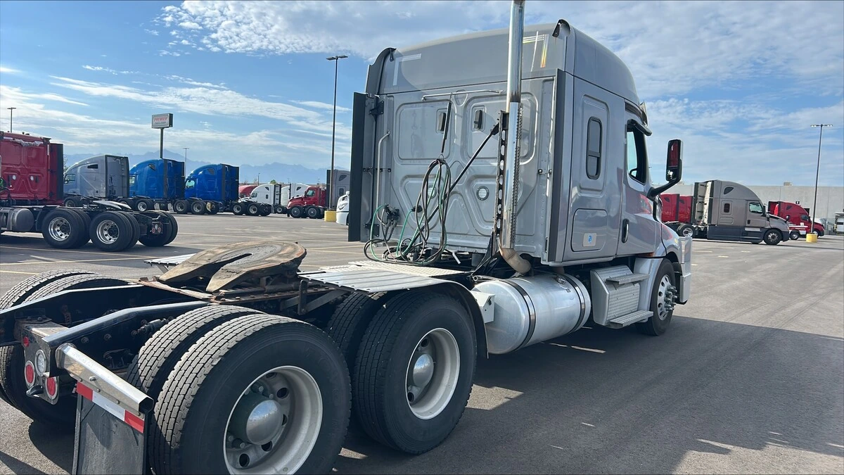 2023 Freightliner Cascadia — photo 3