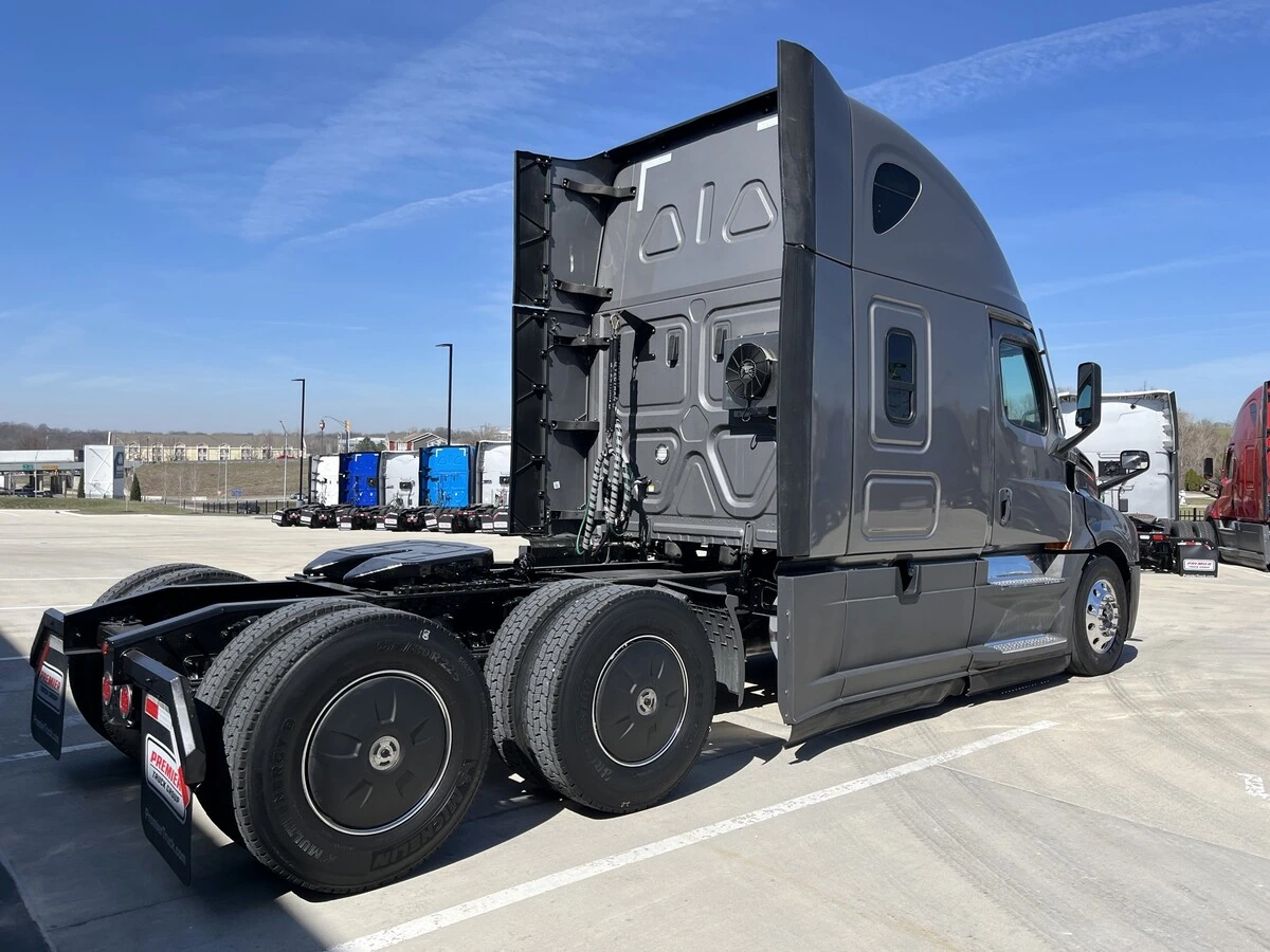 2022 Freightliner Cascadia - image 8