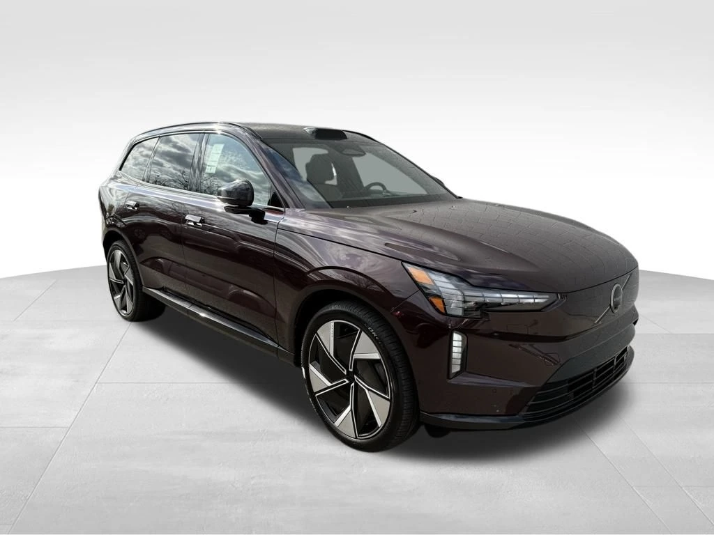 2025 Volvo - image 8