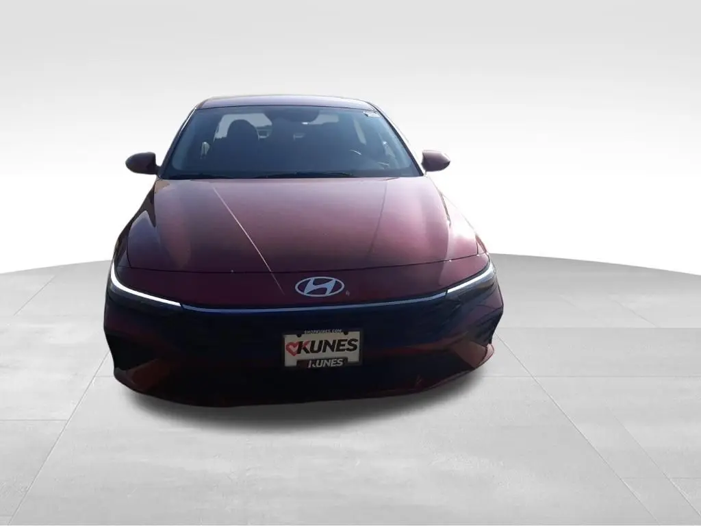 2025 Hyundai Elantra SE photo 2