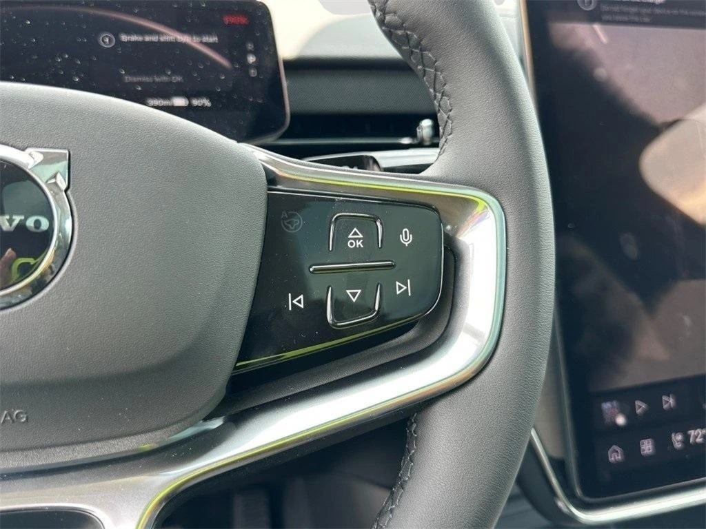 2025 Volvo - image 24