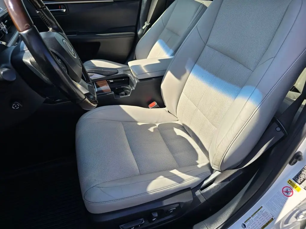 2018 Lexus ES 300h photo 21