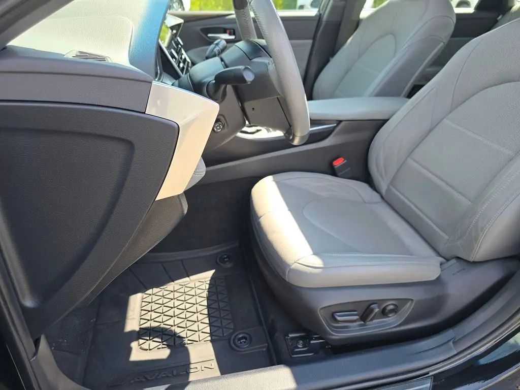2021 Toyota Avalon Hybrid Limited photo 24
