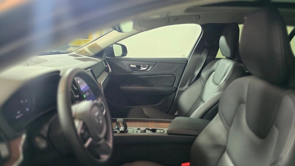 2025 Volvo - image 17