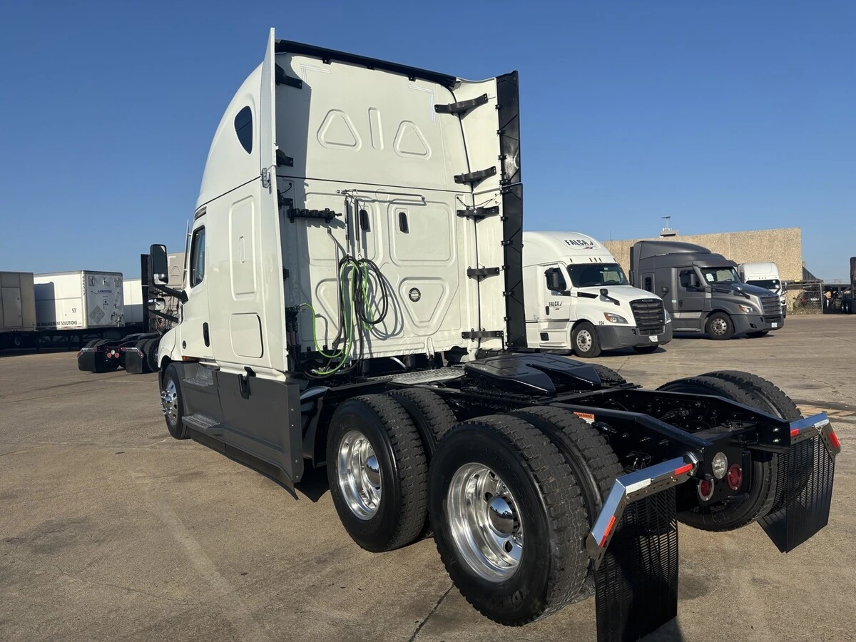 2025 Freightliner Cascadia — photo 8