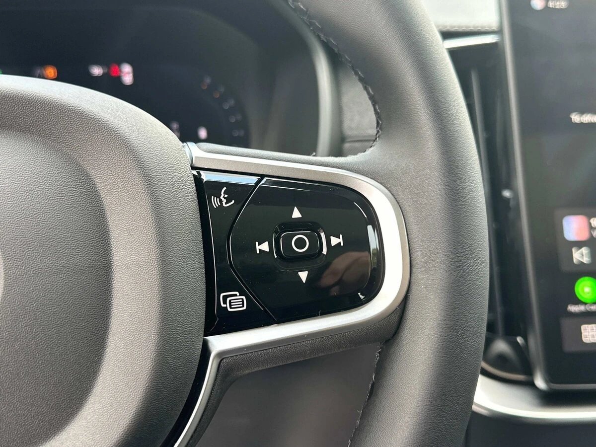 2026 Volvo - image 25