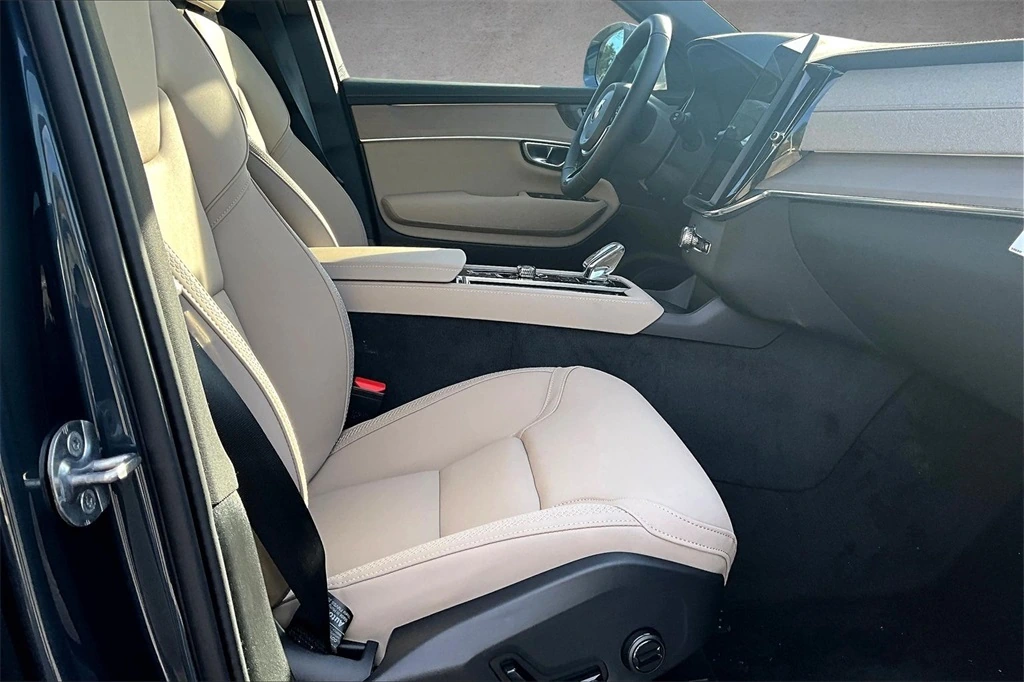 2026 Volvo - image 10