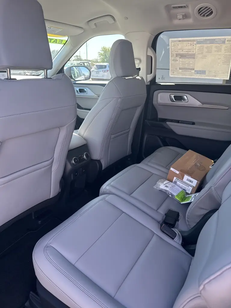 2025 Ford Explorer photo 30