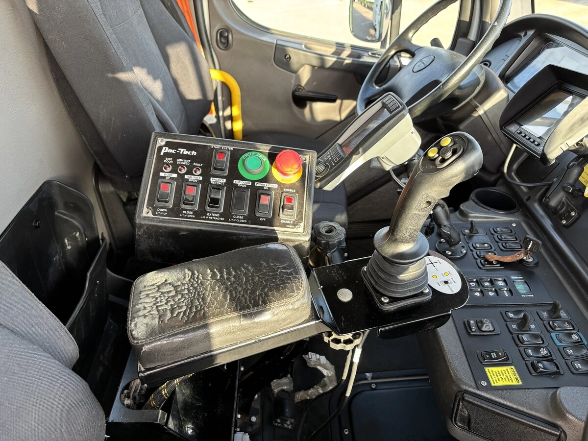 2023 Freightliner M2 106 — photo 7
