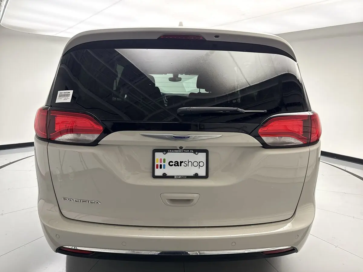 2020 Chrysler Pacifica Touring photo 4