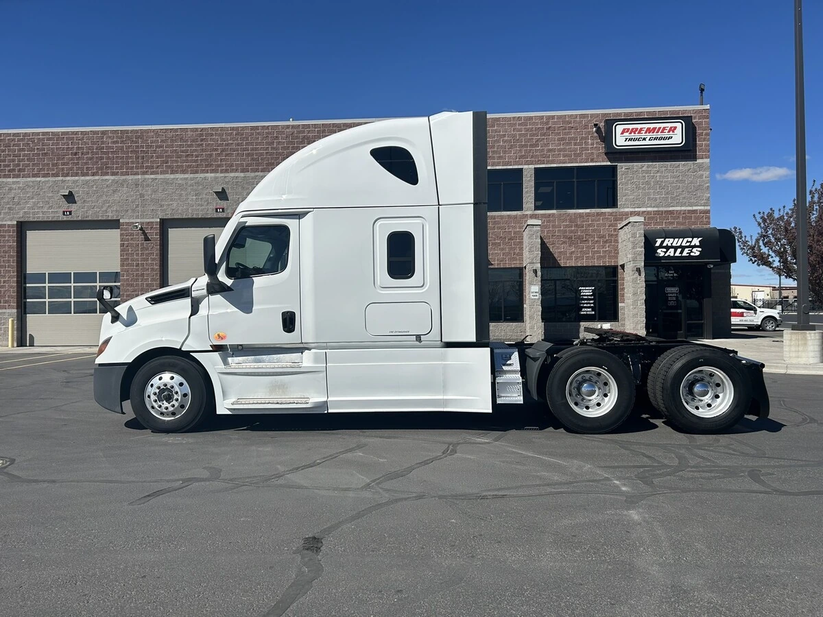 2022 Freightliner Cascadia - image 9
