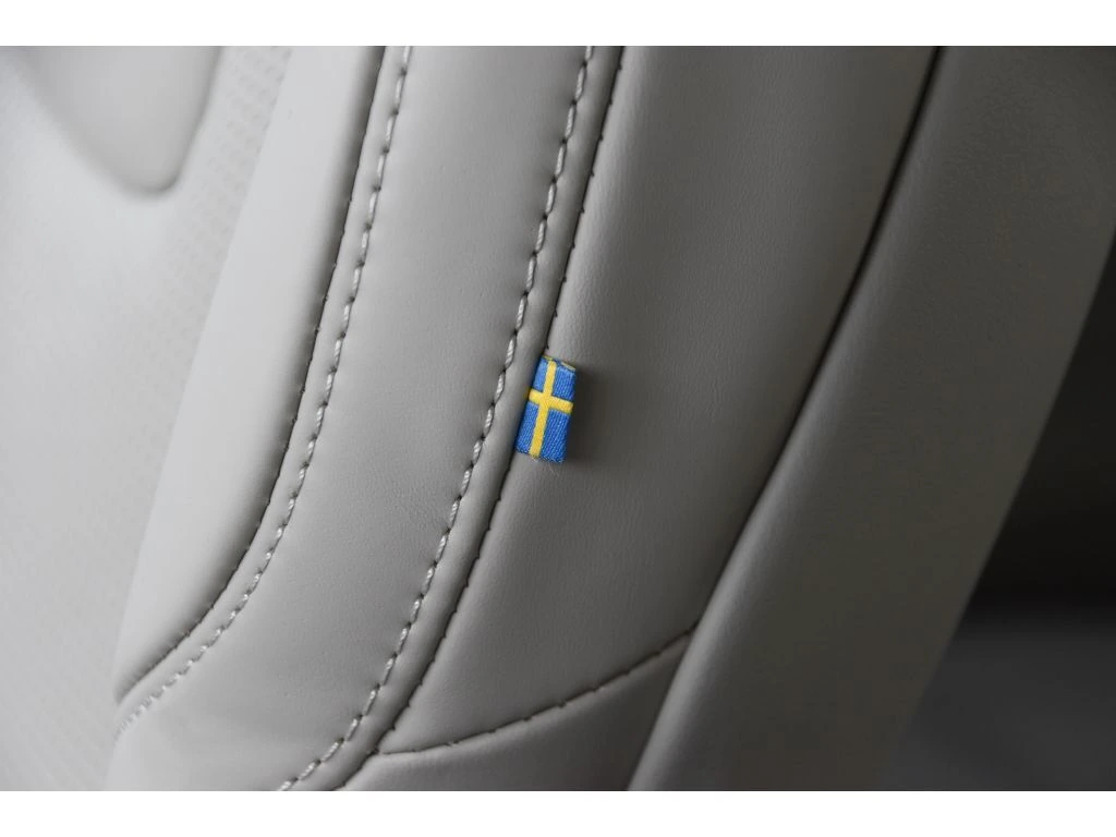 2026 Volvo - image 40