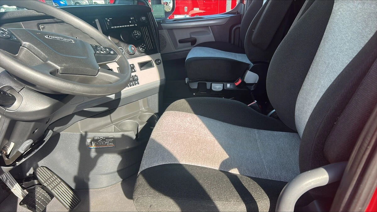 2022 Freightliner Cascadia - image 4