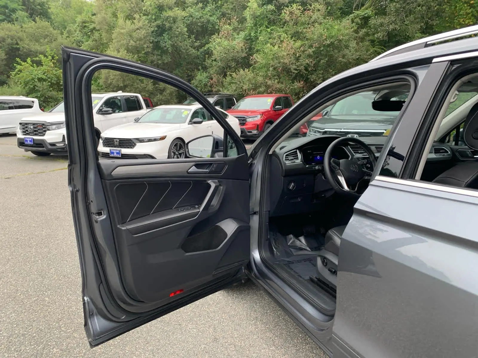 2023 Volkswagen Tiguan SE photo 11