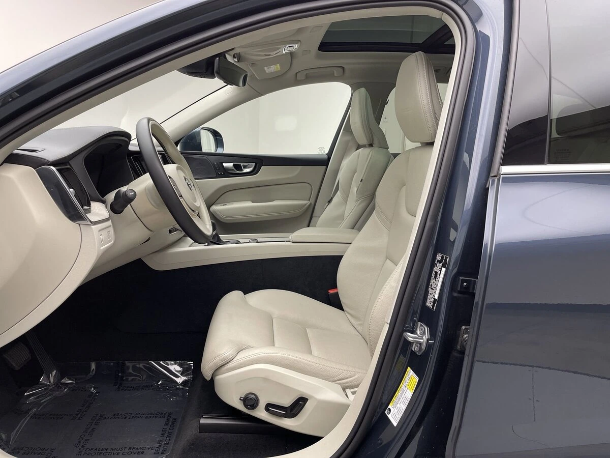 2020 Volvo - image 11