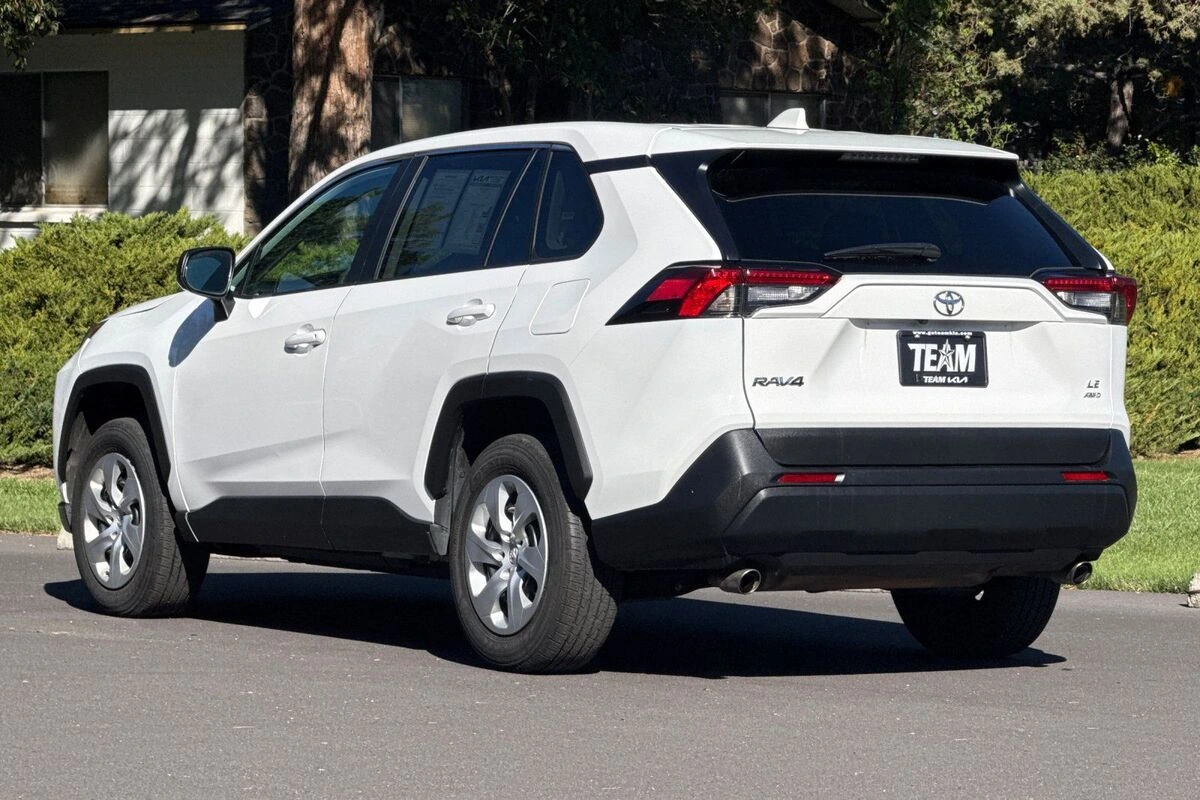 2025 Toyota RAV4 LE - Photo 6