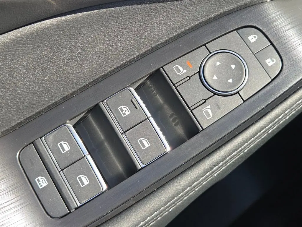 2026 Nissan Rogue Platinum photo 2