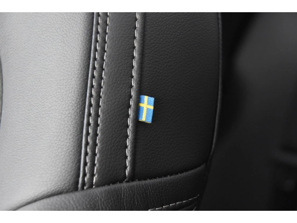 2025 Volvo - image 37