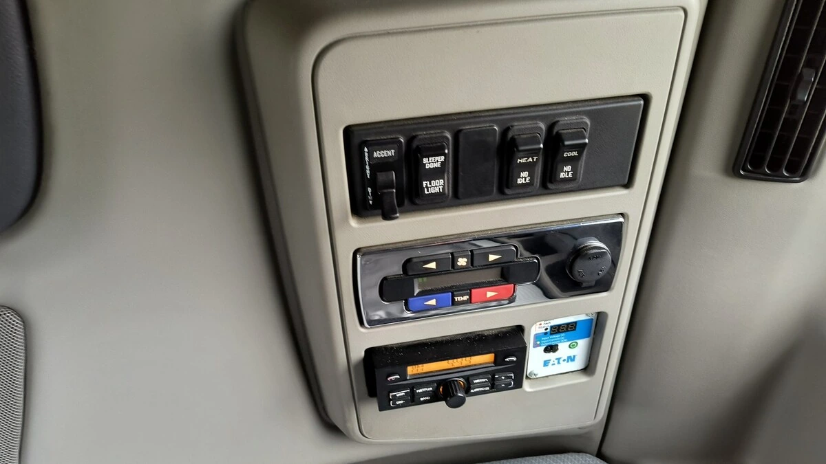 2020 International LT - image 9