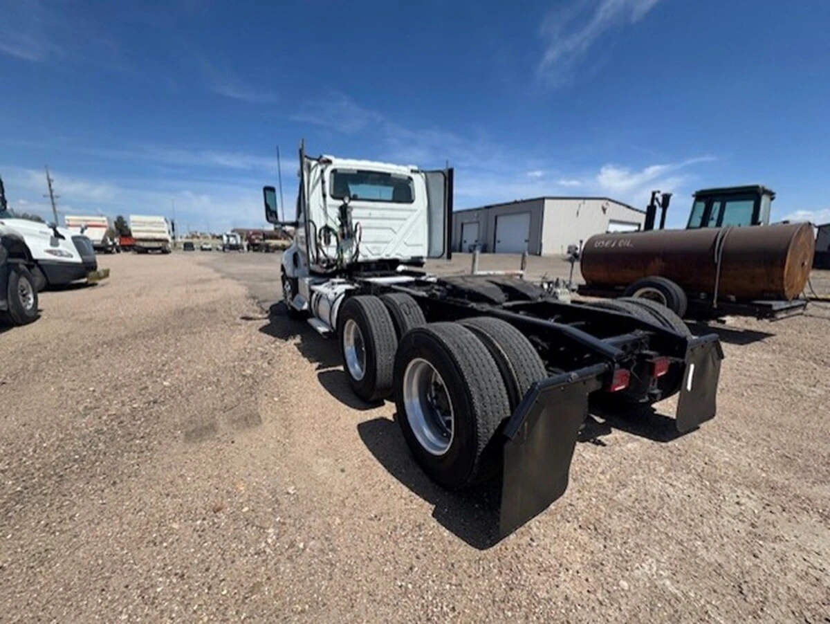 2019 International LT - image 7