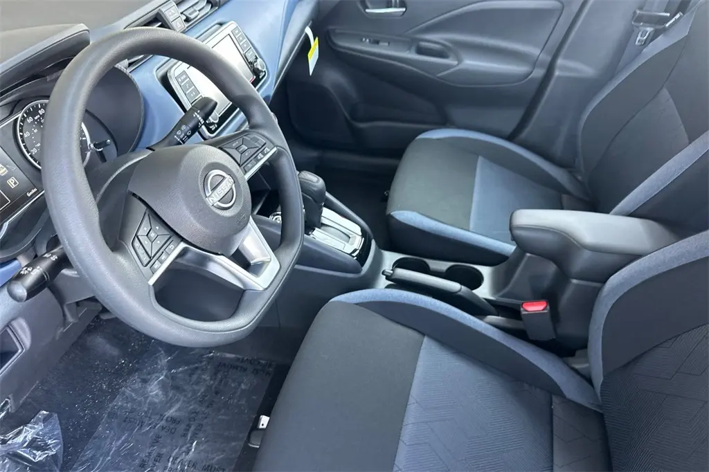 2025 Nissan Versa 1.6 SV photo 4