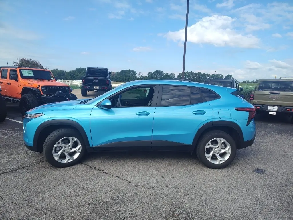 2025 Chevrolet Trax LS photo 4