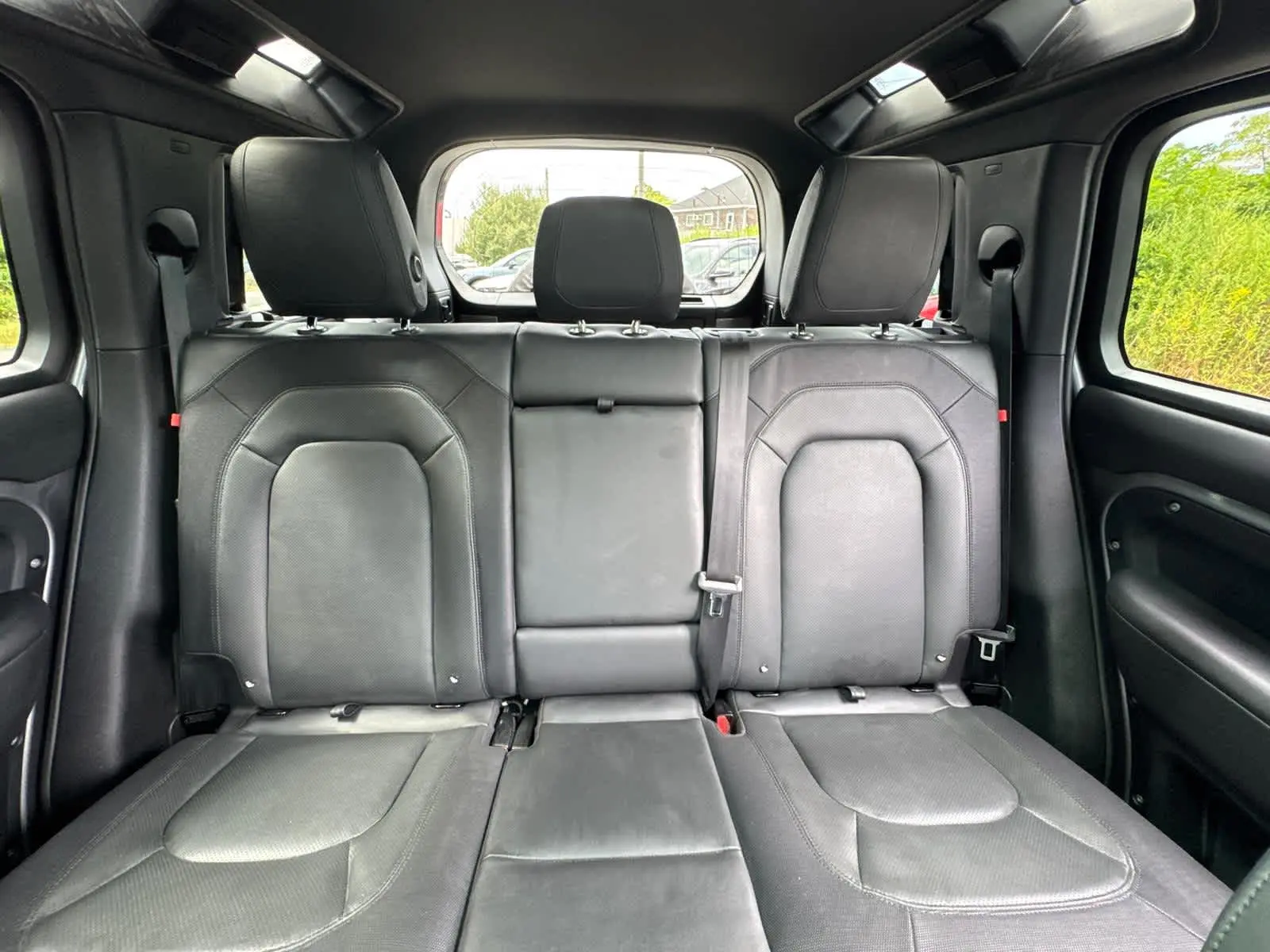 2023 Land Rover Defender X-Dynamic SE photo 28