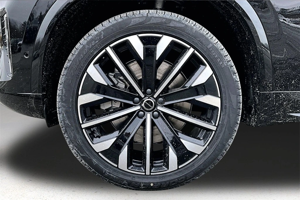 2026 Volvo - image 13