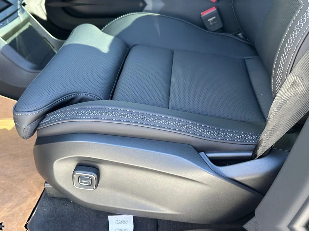 2025 Volvo - image 15