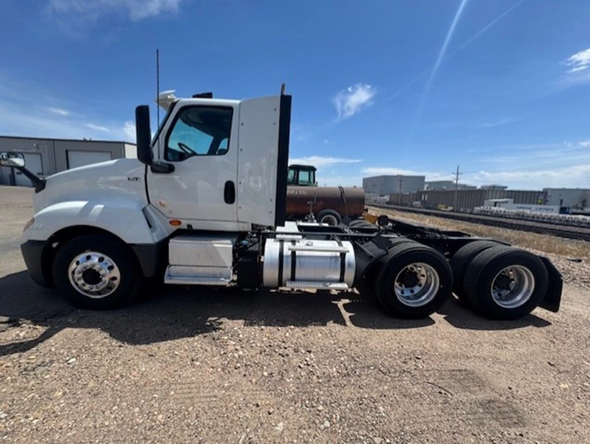 2019 International LT - image 4